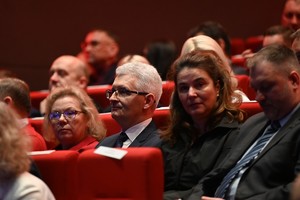 Zdjęcie przedstawia widownię podczas muzycznego rozpoczęcia nowego roku w Piekarach Śląskich