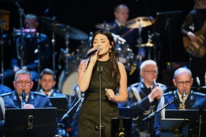 Zdjęcie przedstawia wokalistkę podczas muzycznego rozpoczęcia nowego roku w Piekarach Śląskich