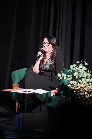 Zdjęcie przedstawia wokalistkę podczas muzycznego rozpoczęcia nowego roku w Piekarach Śląskich