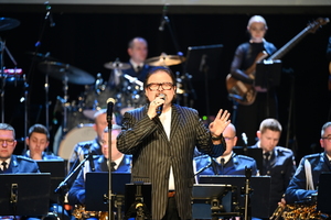 Zdjęcie przedstawia wokalistę podczas muzycznego rozpoczęcia nowego roku w Piekarach Śląskich