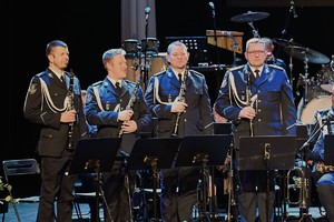 Zdjęcie przedstawia orkiestrę podczas muzycznego rozpoczęcia nowego roku w Piekarach Śląskich