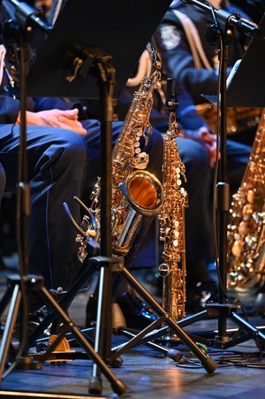 Zdjęcie przedstawia instrumenty orkiestry podczas muzycznego rozpoczęcia nowego roku w Piekarach Śląskich