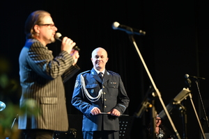 Zdjęcie przedstawia wokalistę podczas muzycznego rozpoczęcia nowego roku w Piekarach Śląskich