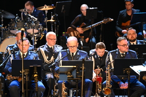 Zdjęcie przedstawia orkiestrę podczas muzycznego rozpoczęcia nowego roku w Piekarach Śląskich