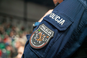 Zdjęcie przedstawia policjanta umundurowanego