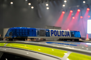 Zdjęcie przedstawia dach radiowozu oznakowanego