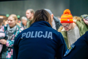Zdjęcie przedstawia policjantkę na stanowisku profilaktycznym