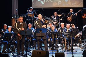 Zdjęcie przedstawia orkiestrę podczas muzycznego rozpoczęcia nowego roku w Piekarach Śląskich