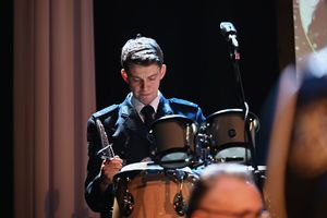 Zdjęcie przedstawia policjanta z orkiestry podczas muzycznego rozpoczęcia nowego roku w Piekarach Śląskich