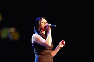 Zdjęcie przedstawia wokalistkę podczas muzycznego rozpoczęcia nowego roku w Piekarach Śląskich