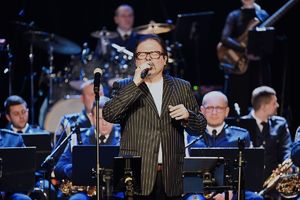 Zdjęcie przedstawia wokalistę podczas muzycznego rozpoczęcia nowego roku w Piekarach Śląskich