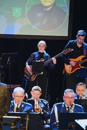 Zdjęcie przedstawia orkiestrę podczas muzycznego rozpoczęcia nowego roku w Piekarach Śląskich