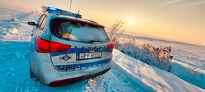 Radiowóz policyjny w zimowej scenerii