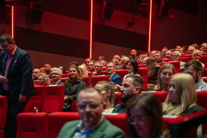 Zdjęcie przedstawia  widownię podczas muzycznego rozpoczęcia nowego roku w Piekarach Śląskich