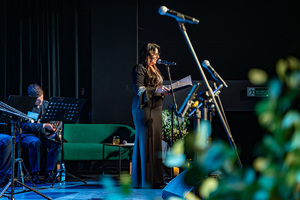 Zdjęcie przedstawia wokalistkę podczas muzycznego rozpoczęcia nowego roku w Piekarach Śląskich