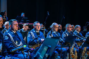 Zdjęcie przedstawia orkiestrę podczas muzycznego rozpoczęcia nowego roku w Piekarach Śląskich