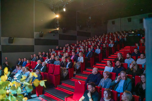 Zdjęcie przedstawia widownię podczas muzycznego rozpoczęcia nowego roku w Piekarach Śląskich