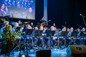 Zdjęcie przedstawia orkiestrę podczas muzycznego rozpoczęcia nowego roku w Piekarach Śląskich