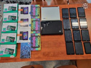 Zdjęcie przedstawia zabezpieczone przedmioty podczas przeprowadzonych działań przez Wydział do spraw zwalczania przestępczości gospodarczej