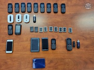 Zdjęcie przedstawia zabezpieczone przedmioty podczas przeprowadzonych działań przez Wydział do spraw zwalczania przestępczości gospodarczej