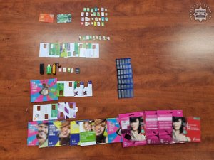 Zdjęcie przedstawia zabezpieczone przedmioty podczas przeprowadzonych działań przez Wydział do spraw zwalczania przestępczości gospodarczej