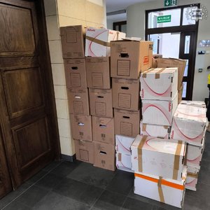 Zdjęcie przedstawia zabezpieczone przedmioty podczas przeprowadzonych działań przez Wydział do spraw zwalczania przestępczości gospodarczej