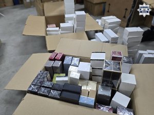 Zdjęcie przedstawia zabezpieczone przedmioty podczas przeprowadzonych działań przez Wydział do spraw zwalczania przestępczości gospodarczej