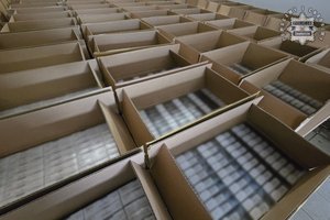 Zdjęcie przedstawia zabezpieczone przedmioty podczas przeprowadzonych działań przez Wydział do spraw zwalczania przestępczości gospodarczej