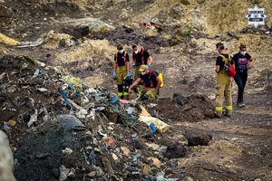 Zdjęcie przedstawia zabezpieczone przedmioty podczas przeprowadzonych działań przez Wydział do spraw zwalczania przestępczości gospodarczej