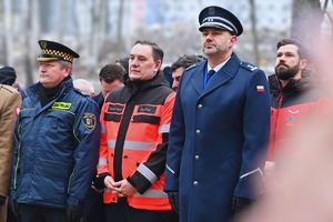 Zdjęcie przedstawia uczestników uroczystości upamiętniającej tragedię na Międzynarodowych Targach Katowickich, która miała miejsce 20 lat temu