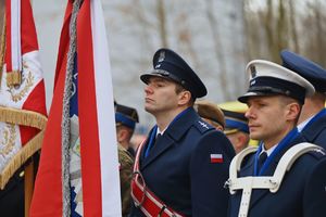 Zdjęcie przedstawia uczestników uroczystości upamiętniającej tragedię na Międzynarodowych Targach Katowickich, która miała miejsce 20 lat temu