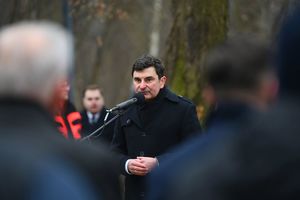 Zdjęcie przedstawia uczestników uroczystości upamiętniającej tragedię na Międzynarodowych Targach Katowickich, która miała miejsce 20 lat temu