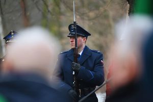 Zdjęcie przedstawia uczestników uroczystości upamiętniającej tragedię na Międzynarodowych Targach Katowickich, która miała miejsce 20 lat temu