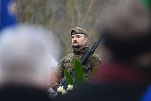 Zdjęcie przedstawia uczestników uroczystości upamiętniającej tragedię na Międzynarodowych Targach Katowickich, która miała miejsce 20 lat temu