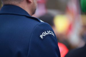 Zdjęcie przedstawia uczestników uroczystości upamiętniającej tragedię na Międzynarodowych Targach Katowickich, która miała miejsce 20 lat temu