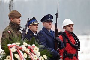 Zdjęcie przedstawia uczestników uroczystości upamiętniającej tragedię na Międzynarodowych Targach Katowickich, która miała miejsce 20 lat temu