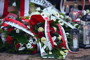 Zdjęcie przedstawia pamiątkowe wieńce kwiatów składane podczas uroczystości upamiętniającej tragedię na Międzynarodowych Targach Katowickich, która miała miejsce 20 lat temu