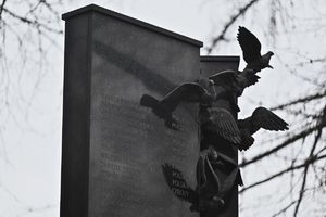 Zdjęcie przedstawia tablicę upamiętniającą ofiary śmiertelne tragedii na Międzynarodowych Targach Katowickich, która miała miejsce 20 lat temu