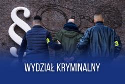 Zdjęcie przedstawia dwóch nieumundurowanych policjantów z osobą zatrzymaną. Na dole zdjęcia widnieje napis wydział kryminalny