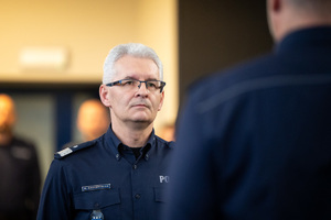 Kolorowe zdjęcie stojącego Generała Komendy Wojewódzkiej w Katowicach.