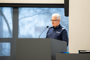 Kolorowe zdjęcie przemawiającego Generała.