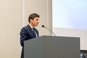 Kolorowe zdjęcie zaproszonego oficjela podczas przemówienia.