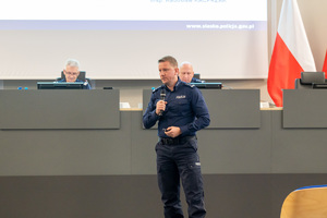 Kolorowe zdjęcie Zastępcy Komendanta Wojewódzkiego w Katowicach podczas przemówienia.