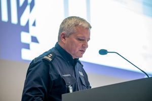 Kolorowe zdjęcie Zastępcy Komendanta Wojewódzkiego w Katowicach podczas przemówienia.