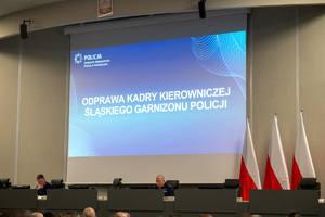 Kolorowe zdjęcie slajdu wyświetlanego na ścianie rotundy: Narada Roczna.