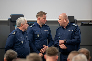 kolorowe zdjęcie Zastępców Komendanta Wojewódzkiego stojących przed mównicą.