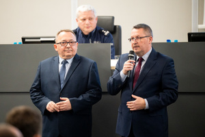 Kolorowe zdjęcie oficjeli podczas przemówienia.