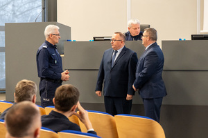 Kolorowe zdjęcie stojącego Generała naprzeciw stojących oficjeli.