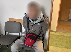 zatrzymany siedzi na krześle