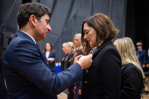 Na zdjęciu Wojewoda Śląski przypinający medal kobiecie